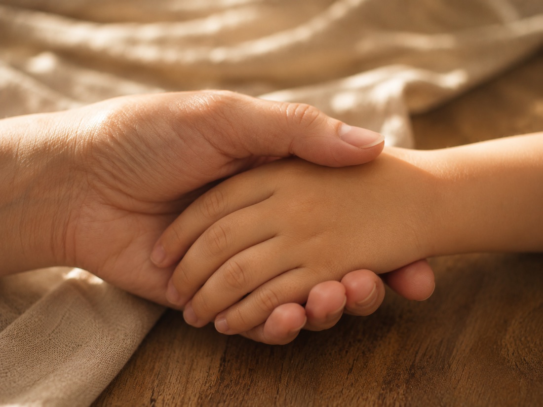 Manos de una mamá y su hijo